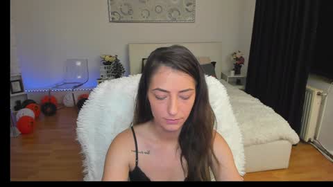 Snapshot of ivyfoxx_ chatting on 12-08-24, 04:39 IvyFox online show from 12-08-24, 04:39