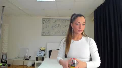 Snapshot of ivyfoxx_ chatting on 02-10-25, 06:24 IvyFox online show from 02-10-25, 06:24