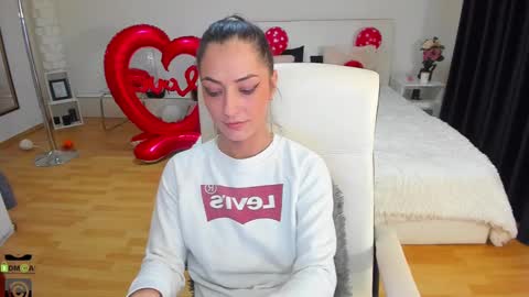 Snapshot of ivyfoxx_ chatting on 02-14-25, 08:59 IvyFox online show from 02-14-25, 08:59
