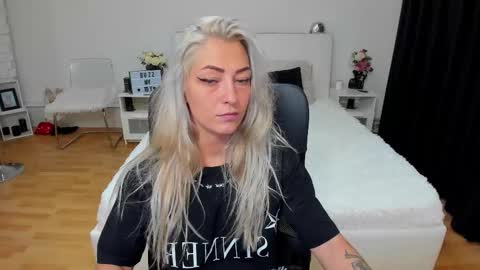 Snapshot of ivyfoxx_ chatting on 09-16-25, 11:11 IvyFox online show from 09-16-25, 11:11