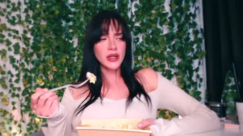 Snapshot of ivyjonson chatting on 12-13-24, 05:00 Miss Ivy online show from 12-13-24, 05:00