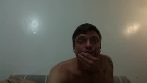 Snapshot of izealvaro chatting on 10-15-25, 08:03 izealvaro online show from 10-15-25, 08:03