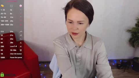 Queen of nylon  Victoria online show from 12-15-25, 05:01