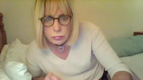 Snapshot of izzy_mchoney chatting on 09-10-25, 12:43 izzy_mchoney online show from 09-10-25, 12:43