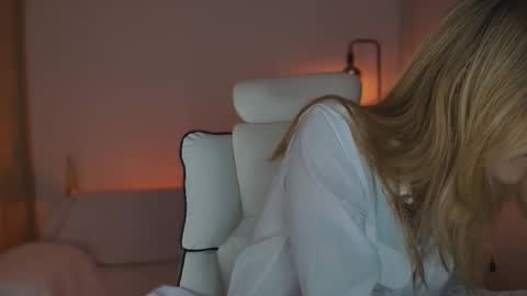 Linda Sofia help me get to 100 thumbs up online show from 09-19-25, 05:09