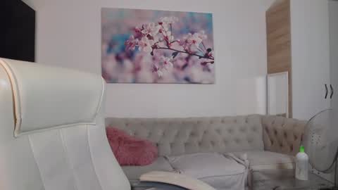 Snapshot of janellebrown_ chatting on 12-14-24, 02:31 Janelle Brown online show from 12-14-24, 02:31