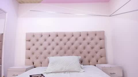 Snapshot of janneblossom chatting on 11-17-25, 10:26 Janne online show from 11-17-25, 10:26