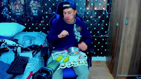 Javier online show from 12-15-25, 06:12