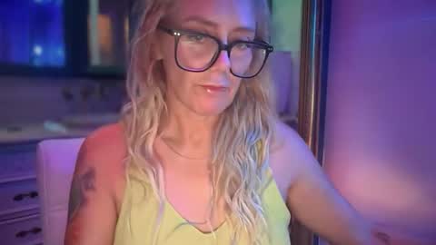 Snapshot of javlovesu chatting on 10-26-25, 11:38 JAV online show from 10-26-25, 11:38