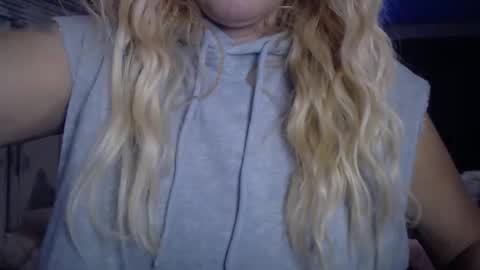 Snapshot of javlovesu chatting on 12-15-25, 03:11 JAV online show from 12-15-25, 03:11