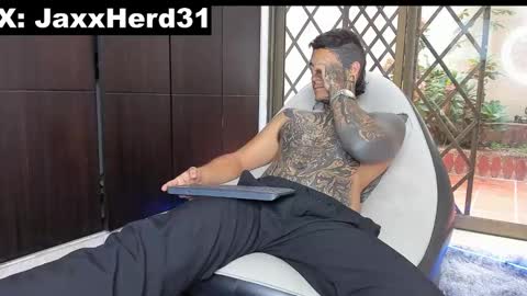 Snapshot of jaxxxonherd chatting on 02-05-25, 01:33 Michael online show from 02-05-25, 01:33