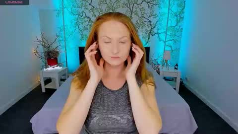 jeanniefox_ online show from 09-11-25, 12:16