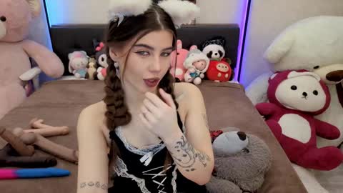 Snapshot of jenie_fire chatting on 11-23-25, 01:22 Dolly online show from 11-23-25, 01:22