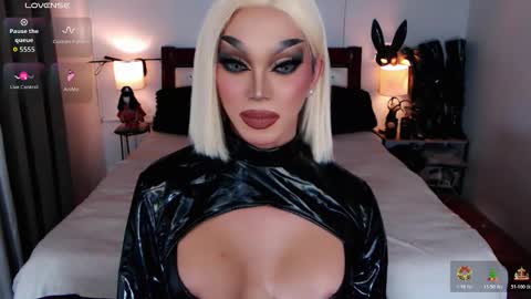 Snapshot of jenifers_body chatting on 12-18-25, 06:52 Queen Jenifer online show from 12-18-25, 06:52