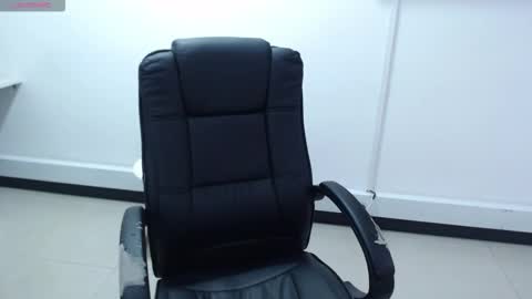 jenn online show from 10-22-25, 04:07