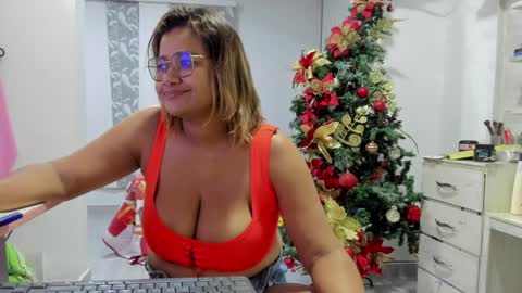 Snapshot of jenn_hot1 chatting on 12-12-24, 11:36 jenn online show from 12-12-24, 11:36