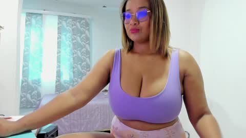 Snapshot of jenn_hot1 chatting on 01-23-25, 02:39 jenn online show from 01-23-25, 02:39