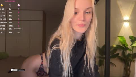 Snapshot of jennytime chatting on 12-18-24, 04:28 Jen online show from 12-18-24, 04:28