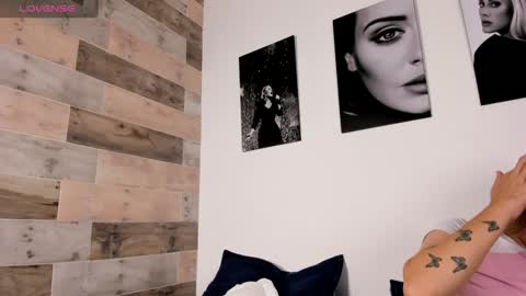 Snapshot of jessicameron chatting on 12-30-24, 01:04 JESSI AND NAOMI online show from 12-30-24, 01:04