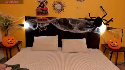 Jessie online show from 10-26-25, 01:44