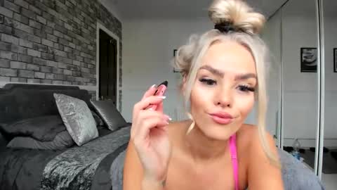 Snapshot of jessiebella0210_ chatting on 10-26-25, 01:28 jessiebella0210_ online show from 10-26-25, 01:28