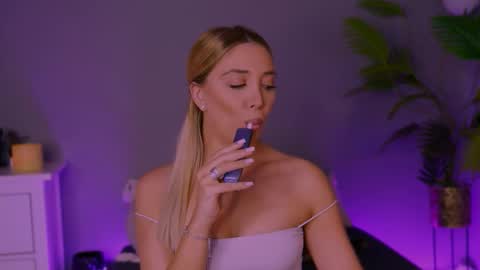 jessiellle online show from 11-11-25, 01:44