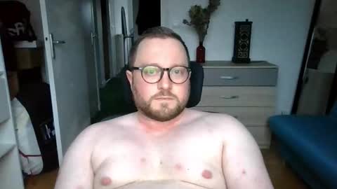 Snapshot of jeuneloup92 chatting on 10-28-25, 04:42 jeuneloup92 online show from 10-28-25, 04:42