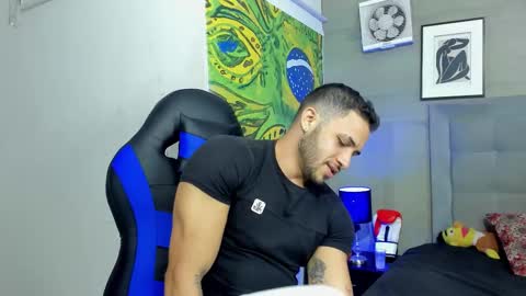 Snapshot of jhonny_flames7 chatting on 11-29-25, 04:04 jhonny online show from 11-29-25, 04:04