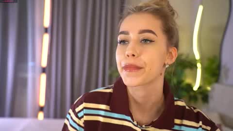 Snapshot of jjennnyy chatting on 02-25-26, 08:13 Jenny online show from 02-25-26, 08:13