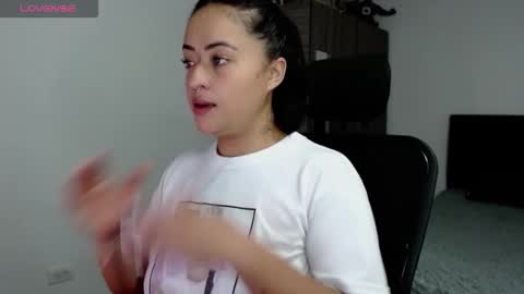 Snapshot of jjulietha95 chatting on 12-18-25, 05:35 Julieta online show from 12-18-25, 05:35