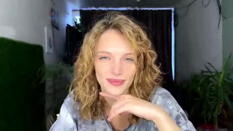 Snapshot of joanniemcgrapth chatting on 01-12-26, 09:58 MONICA online show from 01-12-26, 09:58