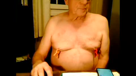 Snapshot of johnjohn6226623 chatting on 12-17-25, 04:35 johnjohn6226 online show from 12-17-25, 04:35