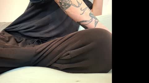 Snapshot of johnnyq390620 chatting on 10-15-25, 10:26 johnny online show from 10-15-25, 10:26