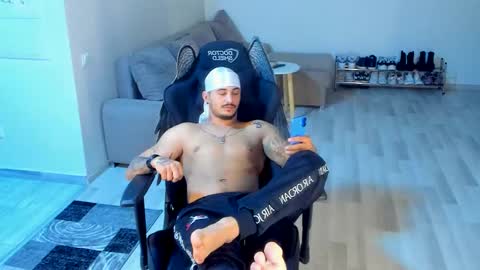 Snapshot of jonnyporn1 chatting on 10-20-25, 05:35 jonnyporn1 online show from 10-20-25, 05:35