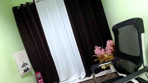 Snapshot of joyfulcock69_joyce chatting on 12-23-24, 01:13 Angel online show from 12-23-24, 01:13