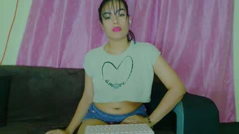 Snapshot of joyshe__vergara chatting on 12-23-25, 05:05 online show from 12-23-25, 05:05