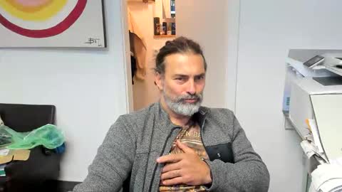 Snapshot of juergenkru chatting on 10-29-25, 03:36 Giovanni50pro online show from 10-29-25, 03:36