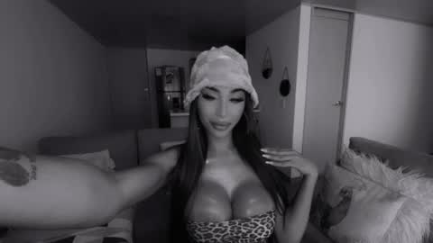 Snapshot of julessy_bonny chatting on 03-05-25, 03:18 julessy online show from 03-05-25, 03:18