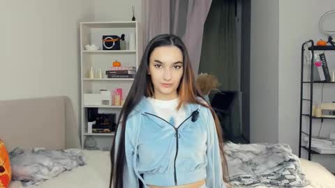 Snapshot of julia_jess chatting on 10-20-25, 09:59 Evelin online show from 10-20-25, 09:59