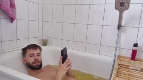 julia_official online show from 10-05-25, 10:13