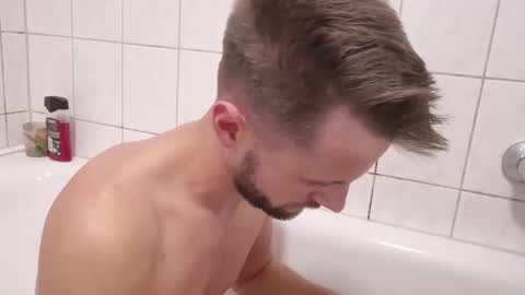 julia_official online show from 10-18-25, 09:04