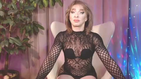 Snapshot of julia_renard chatting on 01-28-25, 10:12 Julia online show from 01-28-25, 10:12