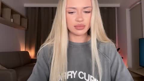 Snapshot of julia_rle chatting on 10-13-25, 07:47 Julia R Le online show from 10-13-25, 07:47