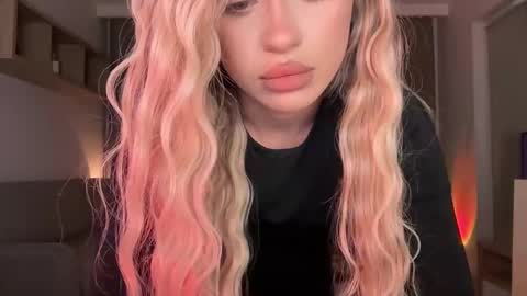 Snapshot of julia_rle chatting on 10-15-25, 09:04 Julia R Le online show from 10-15-25, 09:04