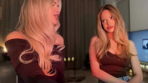 Snapshot of julia_rle chatting on 10-21-25, 10:43 Julia R Le online show from 10-21-25, 10:43