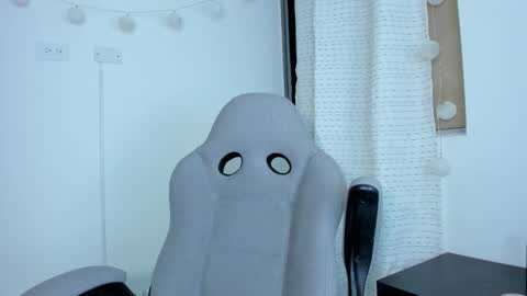 julia_strauns online show from 01-02-25, 05:03