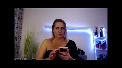 Snapshot of juliapink6 chatting on 11-17-25, 09:20 Julia online show from 11-17-25, 09:20