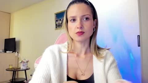 Julie online show from 10-19-25, 04:51