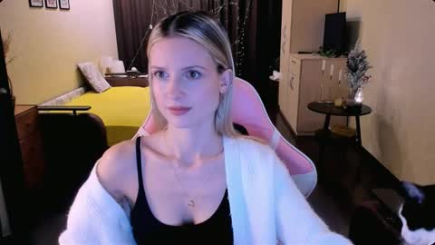 Julie online show from 11-06-25, 03:35