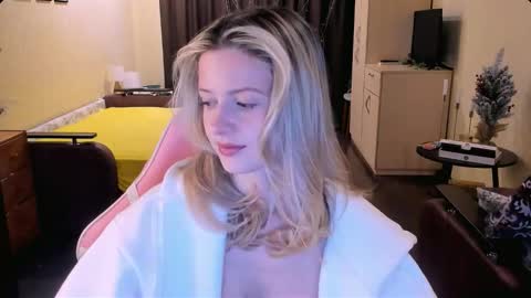 Julie online show from 11-28-25, 03:09